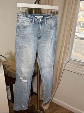 NWOT Altar’D State Light Wash Women's Distressed Straight Jeans | 27